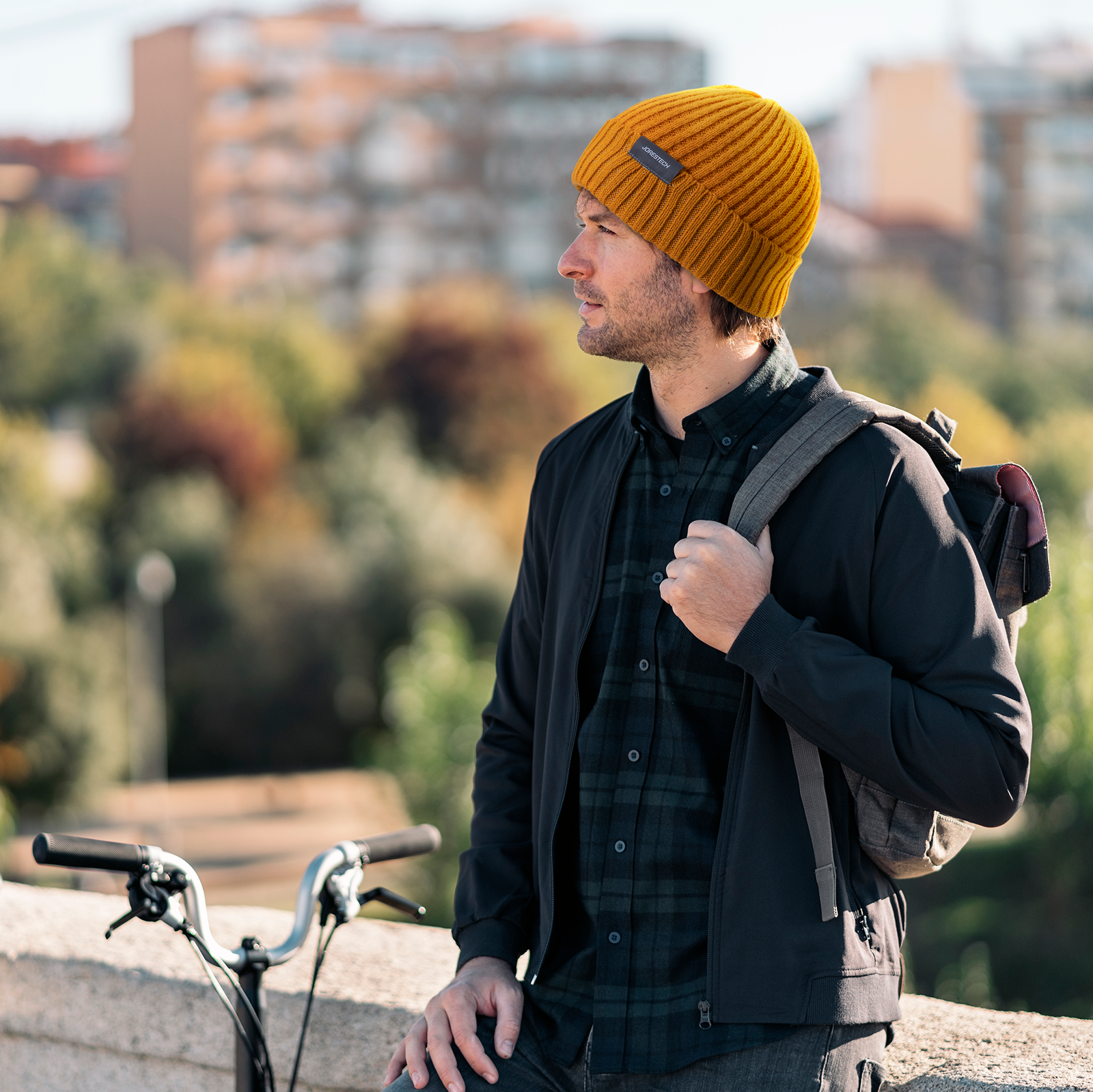 man wearing the knitted reflective beanie hat for bike cycling
