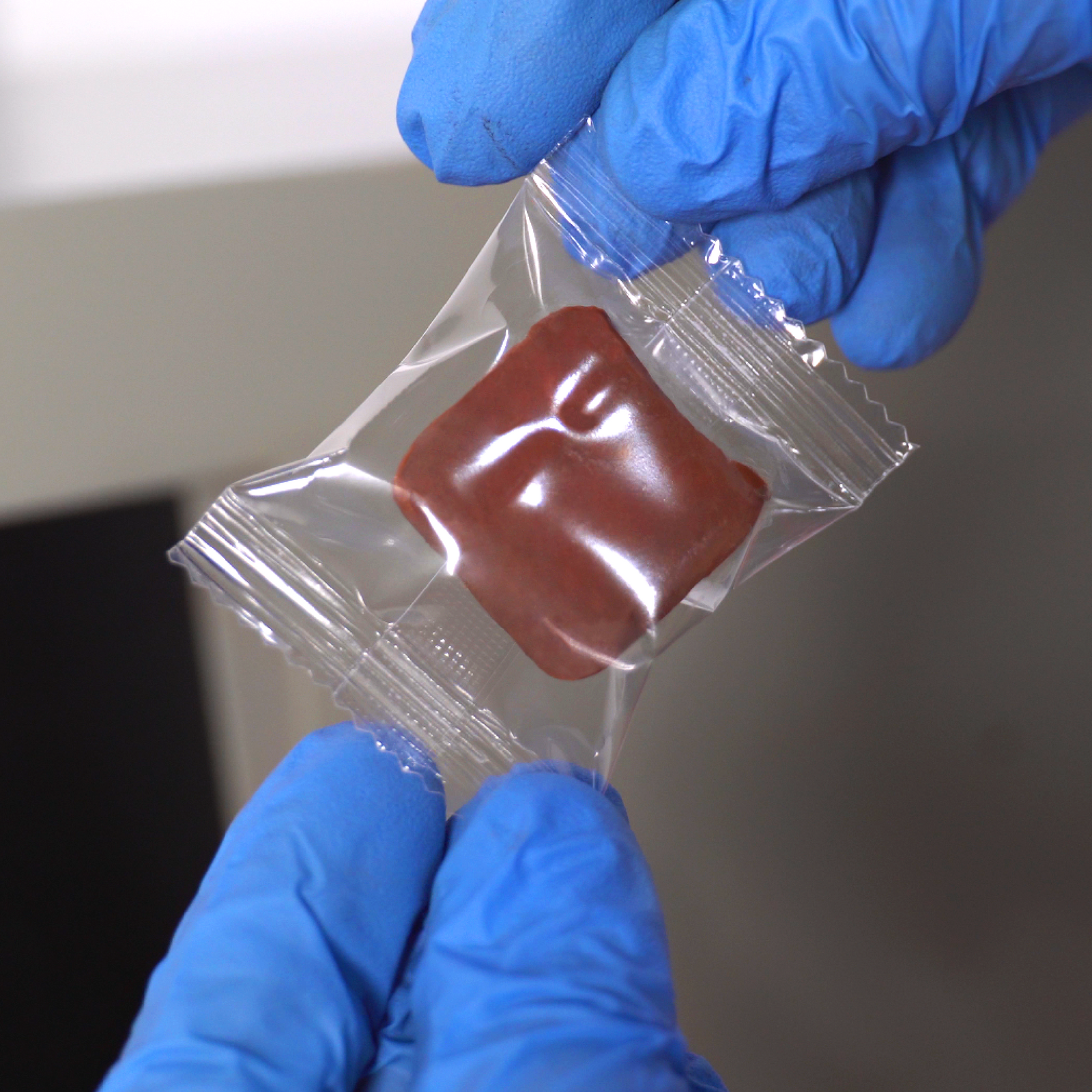 Close up showing a small chocolate packed in a plastic pillow bag formed and sealed by a JORES TECHNOLOGIES® horizontal flow wrapping machine