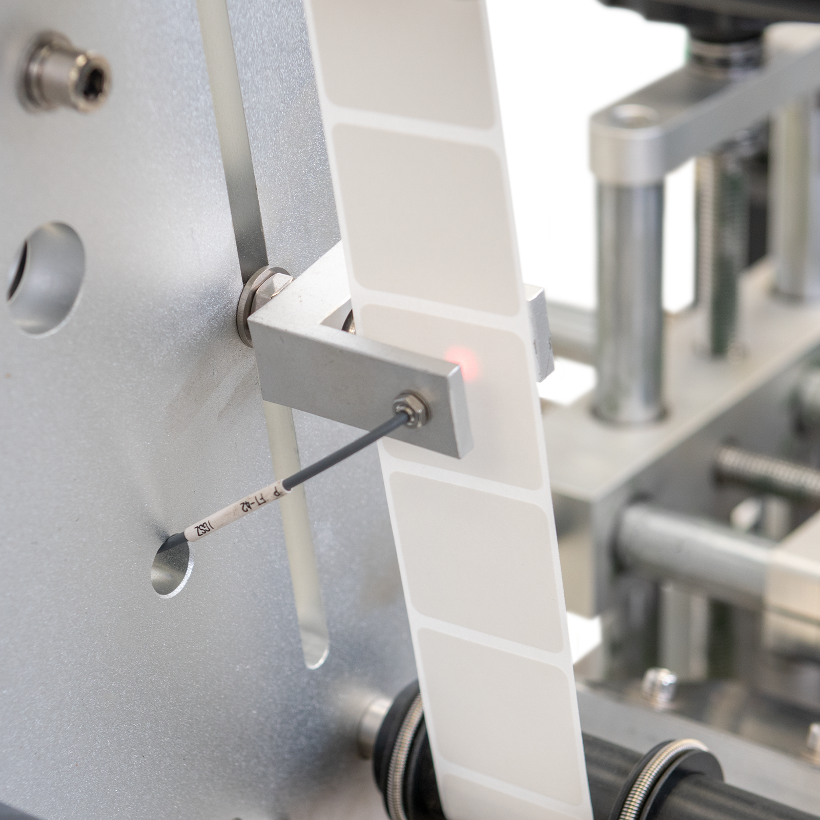 Close-up of the optical sensor of the JORES TECHNOLOGIES® Automatic label applicator for flat boxes and containers