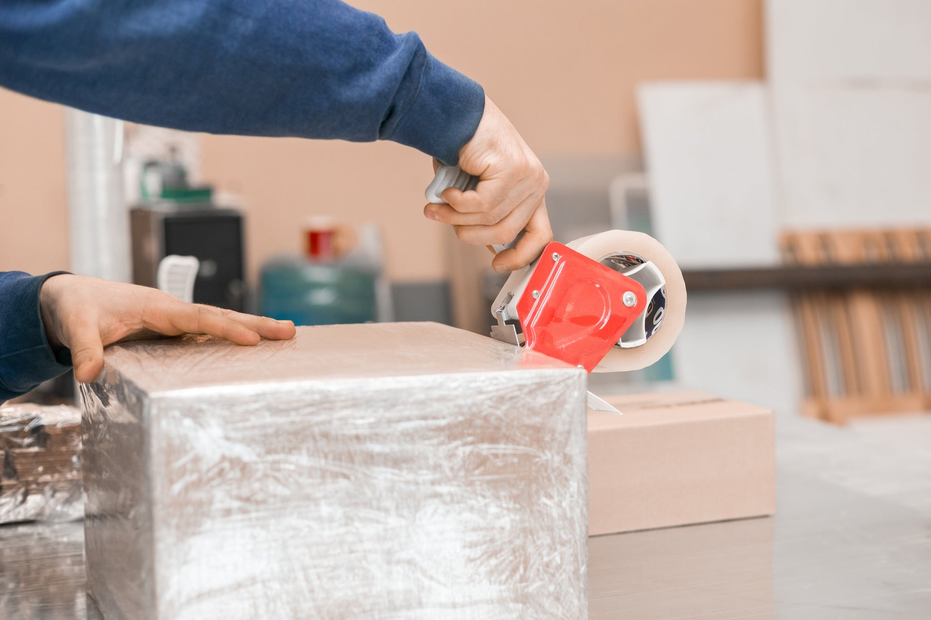 Packaging Tape Gun vs Hand Taping: Which Wins?