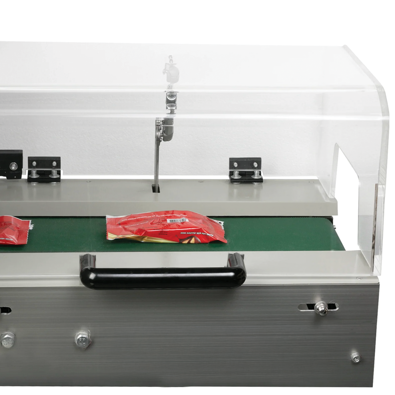 Red pillow packs travelling through the green exit take-away conveyor of a JORES TECHNOLOGIES® HFFS Automatic flow wrap machine. 
