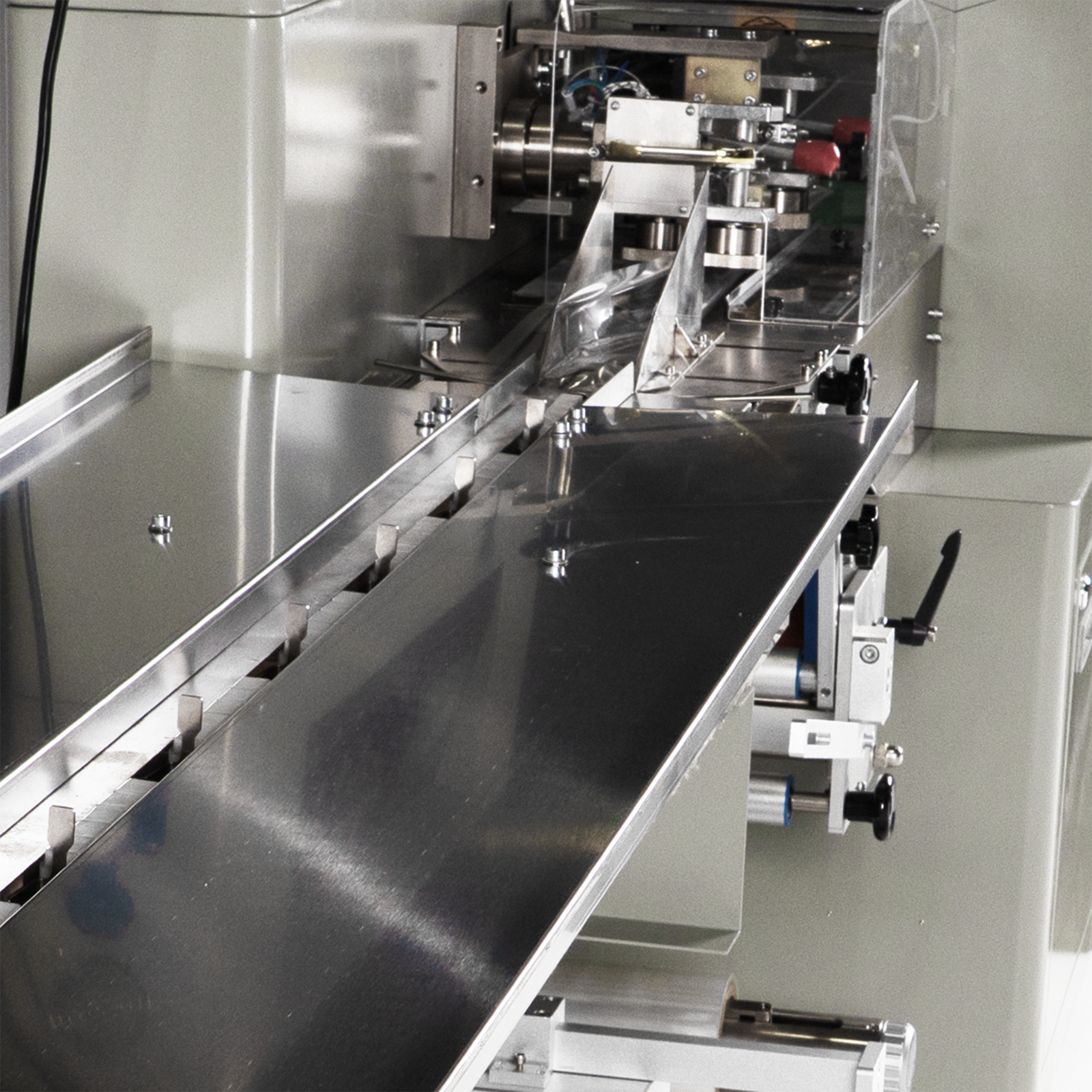 Automatic Horizontal Flow Wrapper with Inverted Film Feeder