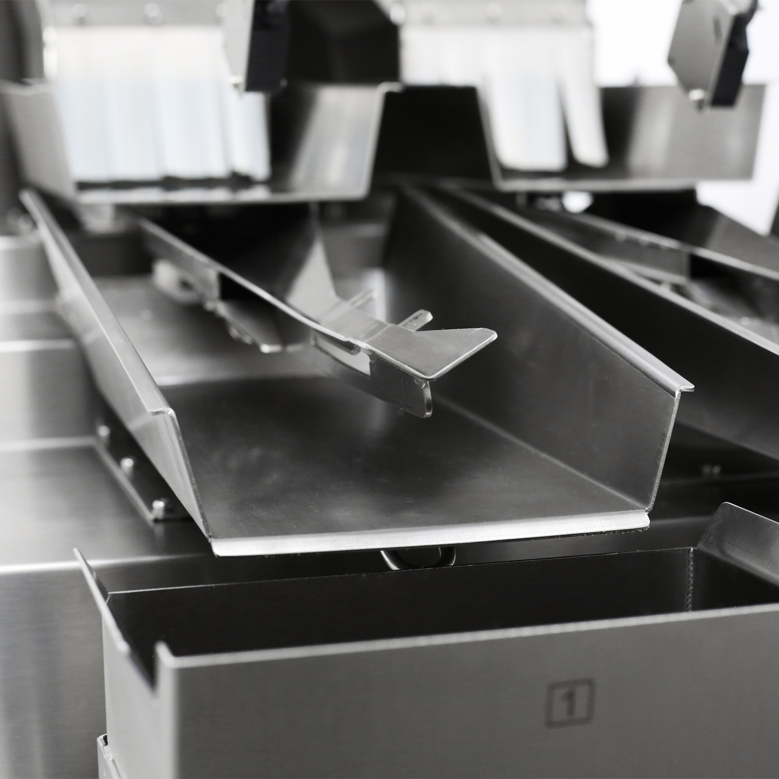 Close-up view of the JORES TECHNOLOGIES® stainless steel dual head linear weigher for 4000ml  with stainless steel stand
