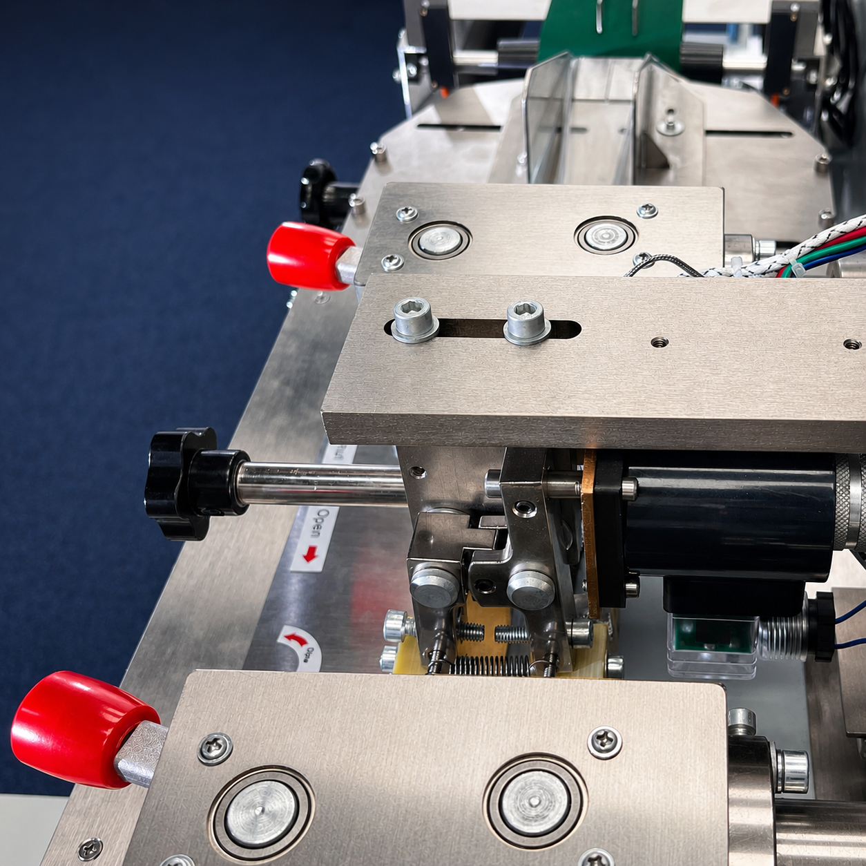 Automatic Horizontal Flow Wrapper with Belt Conveyor & Hot Roll Coder FWIMAX-2500-B