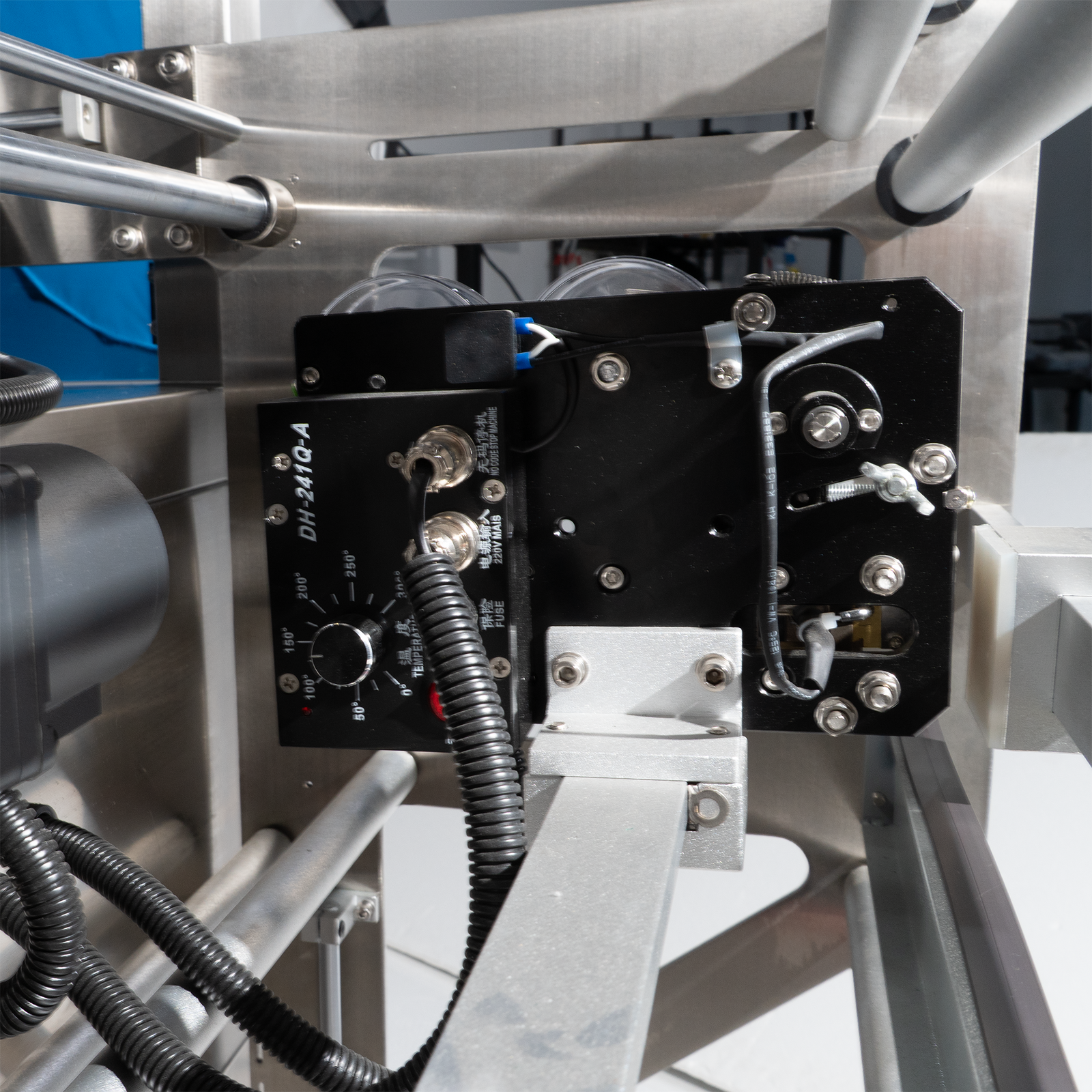 Automatic Vertical Pillow Bag Forming, Filling and Sealing Machine (VFFS) MAXE-4