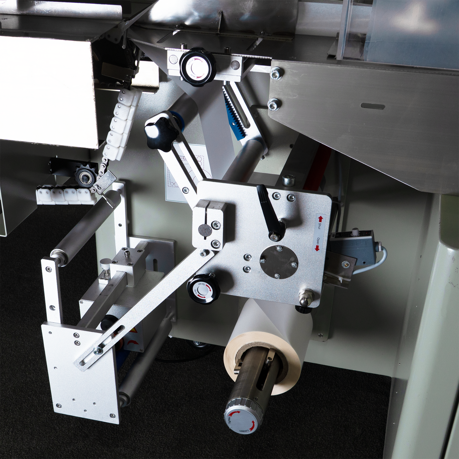 Automatic Horizontal Flow Wrapper with Inverted Film Feeder