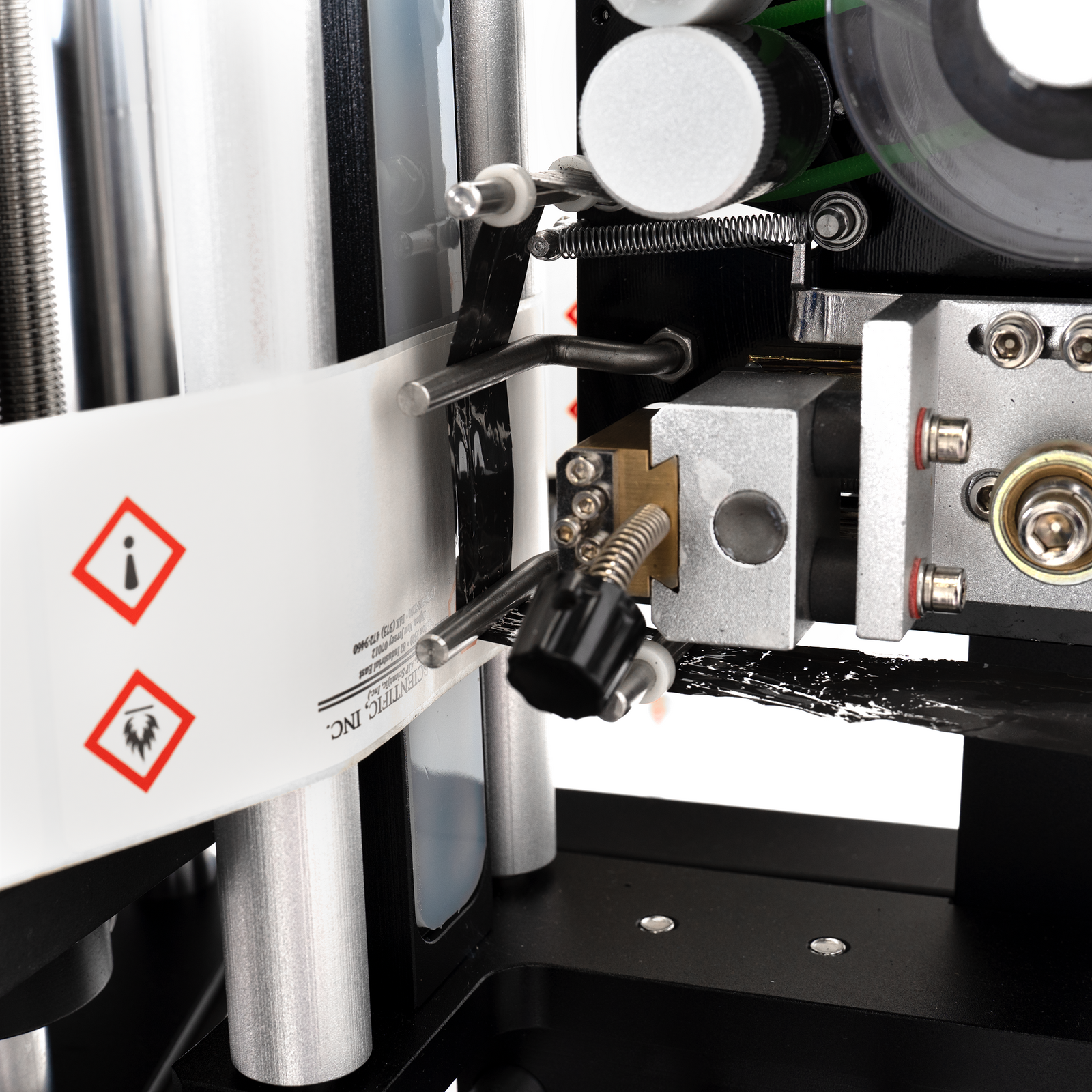 label applicator system with integrated hot stamp coder for round bottles