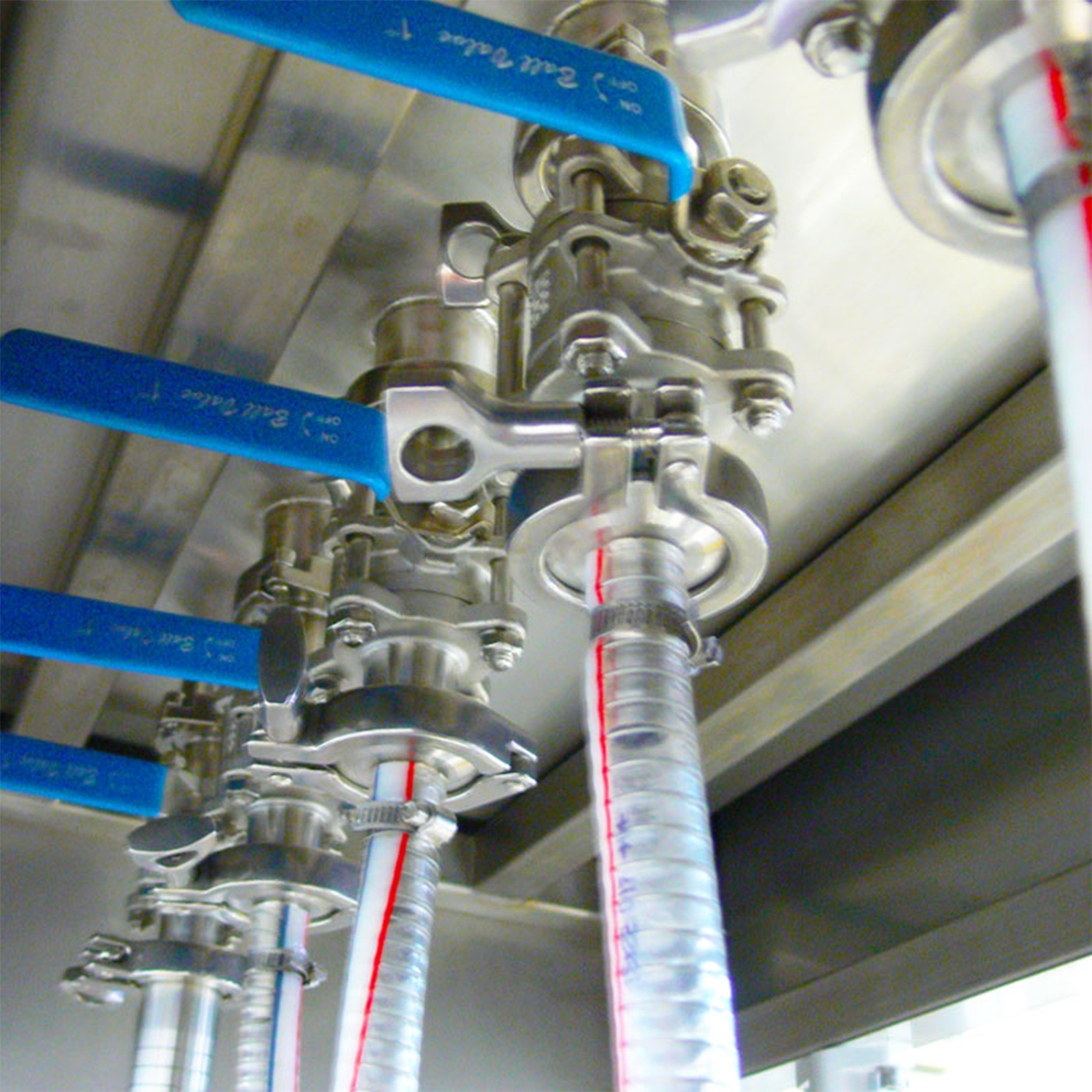 Closeup of the valves of the JORES TECHNOLOGIES® inline gravity filling system