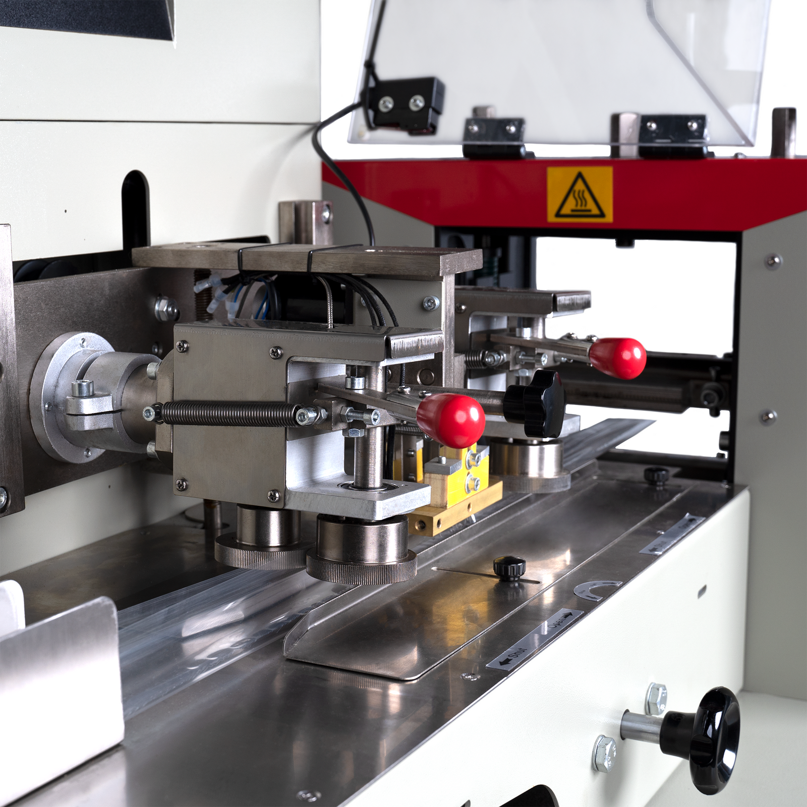 Form fill and seal mechanism on the horizontal flow wrapper for small products