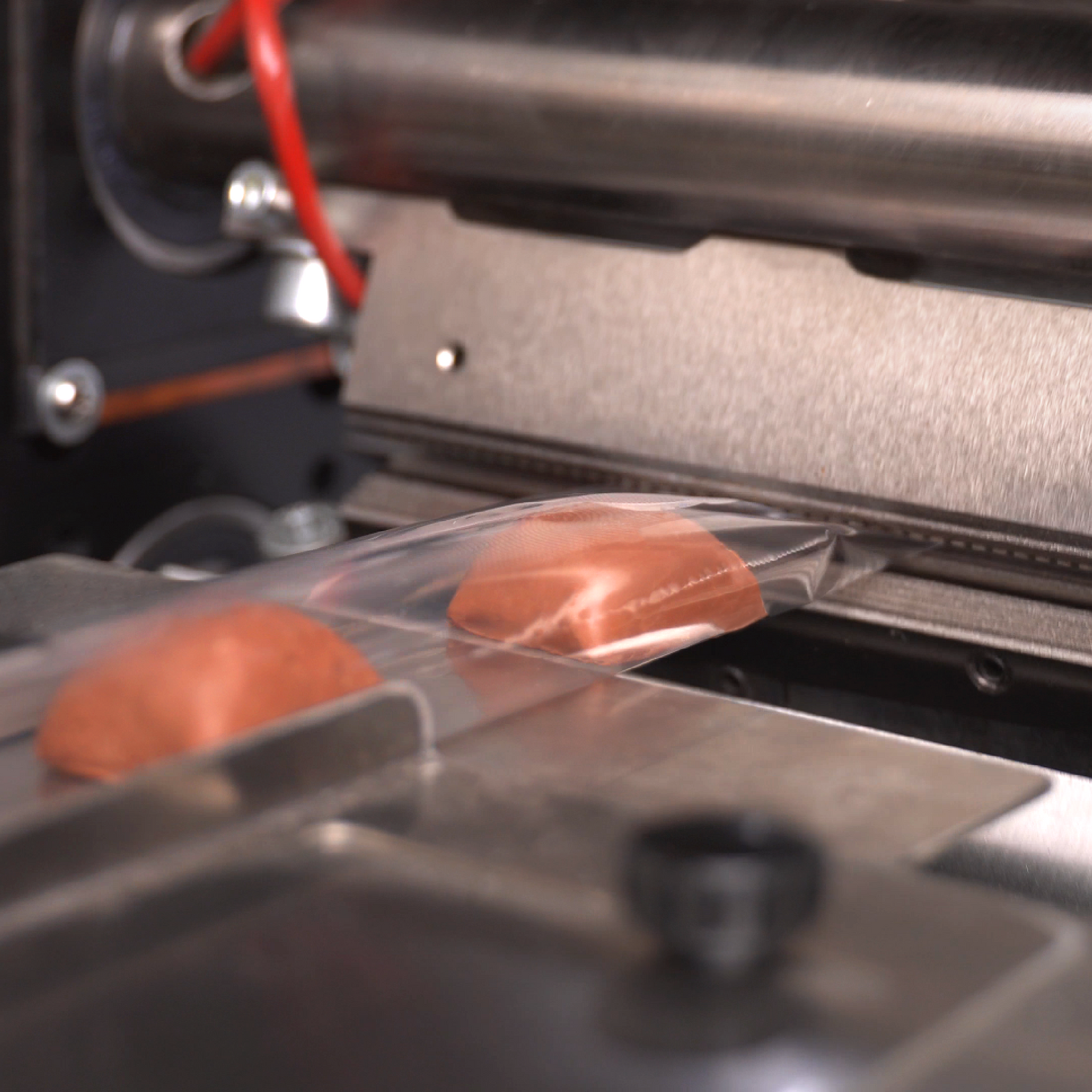 End of bag forming and sealing process done by an automatic horizontal flow wrapper with inverted film feeder