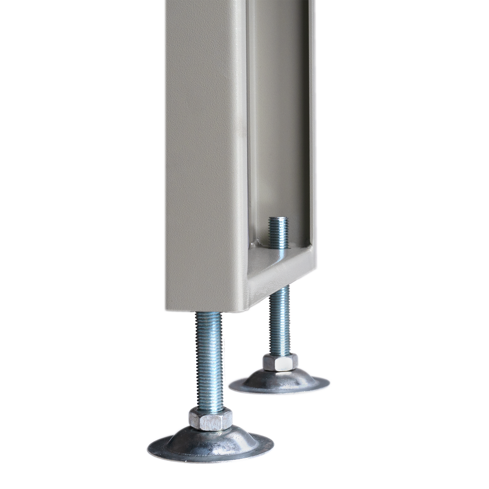 Height adjustable legs on the conveyor of the flow wrapping machine