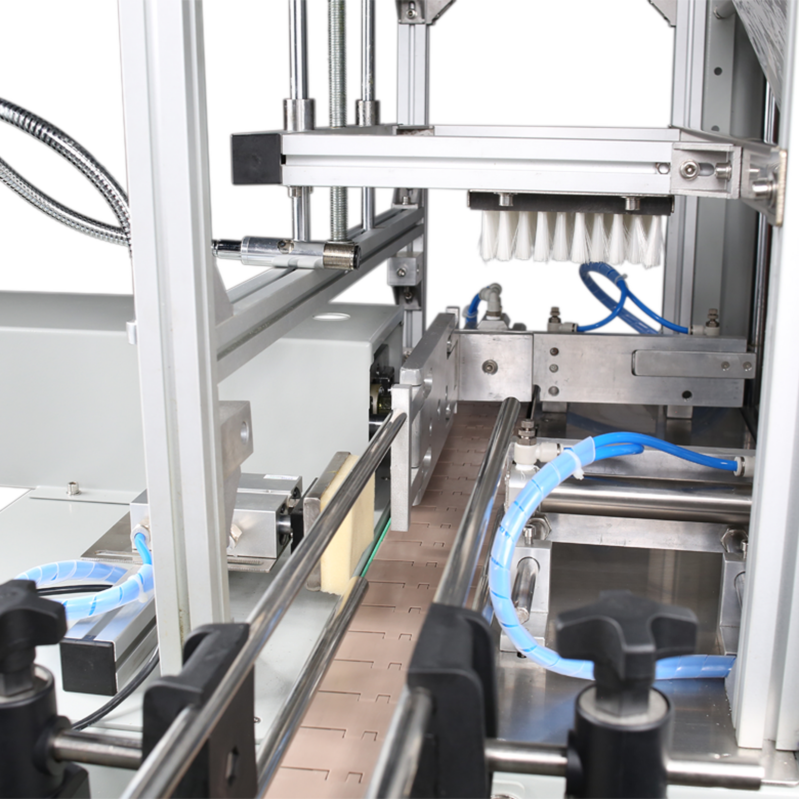 Motorized conveyor on the automatic shrink sleeve wrapping system