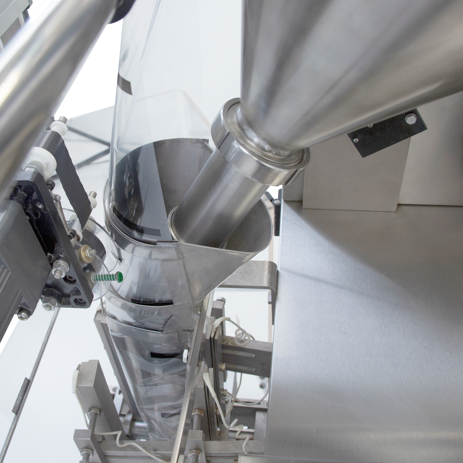 Close-up of the feeder and bag former on a JORES TECHNOLOGIES®  VFFS machine for the packaging of powders.