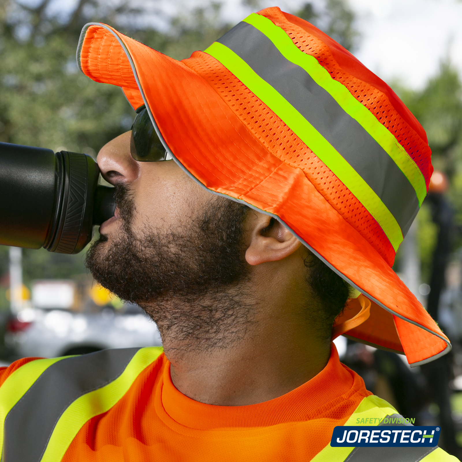 A worker wearing the orange his two tone safety boonie with reflective stripe while working under the sun