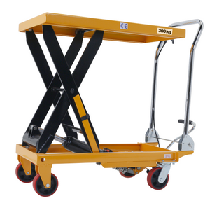 Diagonal view of a JORESTECH black and yellow table lift for 300 Kg. The table is lifted all the way.