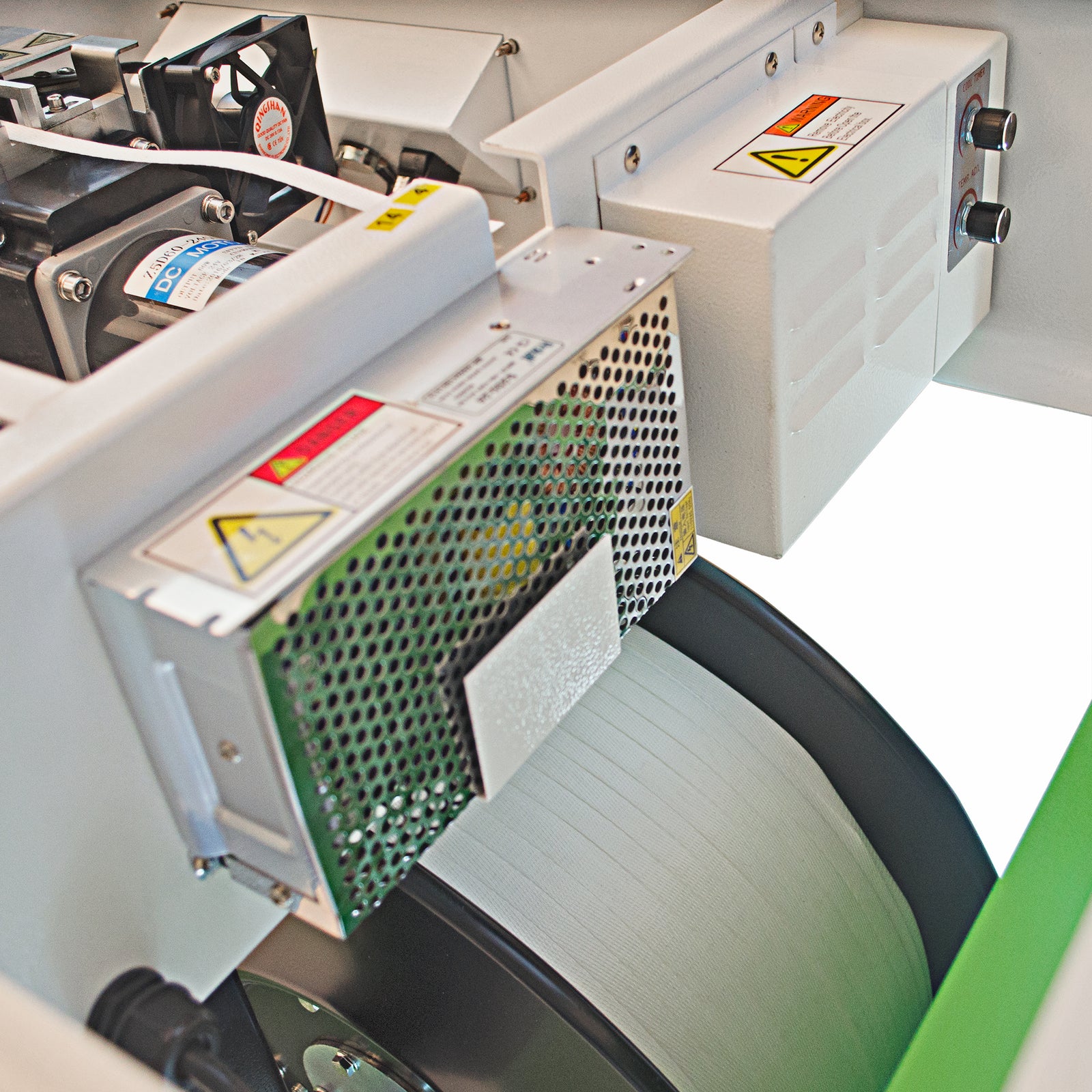 Close up of the strapping roll installed in the JORES TECHNOLOGIES® semi automatic strapping machine