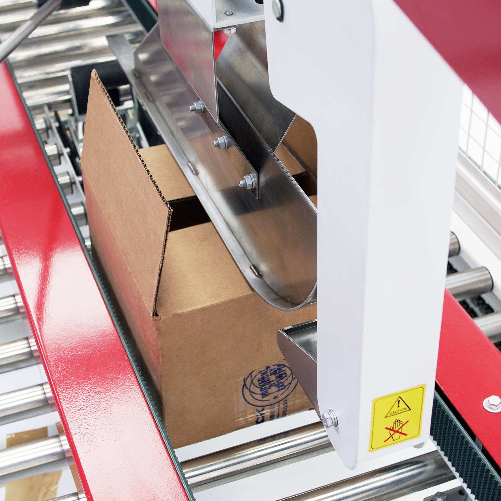 close up of the JORES TECHNOLOGIES® case sealer is closing the top and the bottom of carton boxes